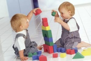 детки с кубиками